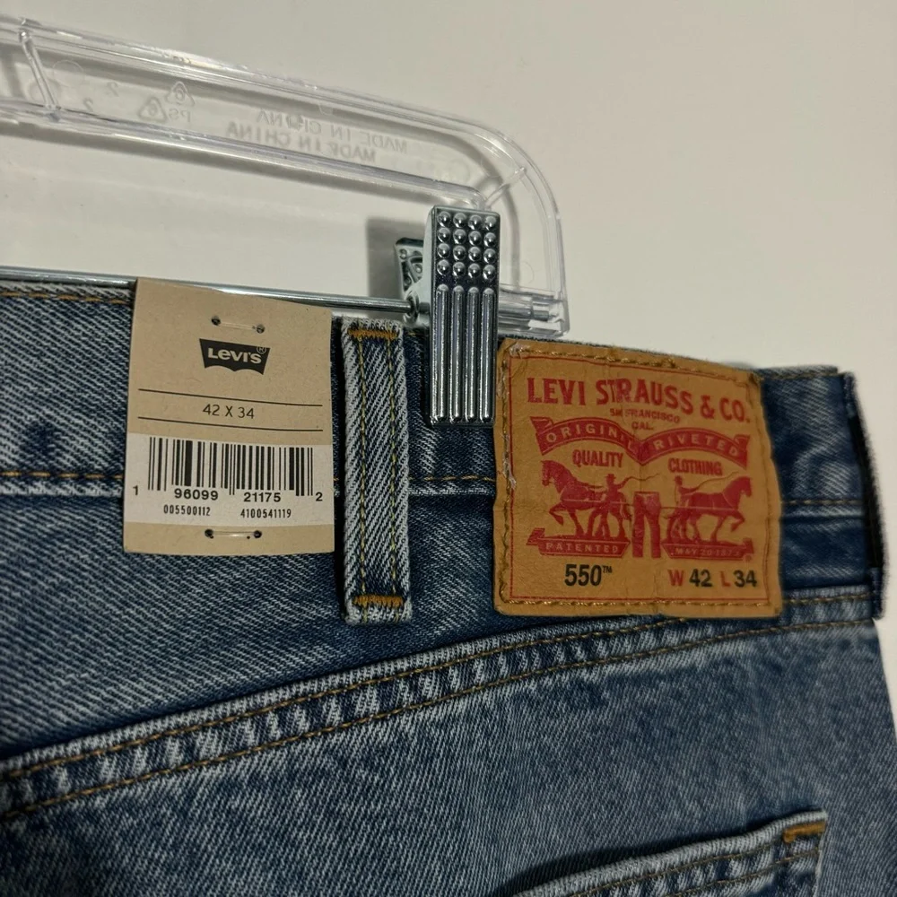 NWT Levi's Men's 550 Relaxed Fit Jeans‎ Distressed 42 x 34 Minimalist Preppy